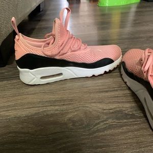 Size 6y Nike pink air max. Great condition.